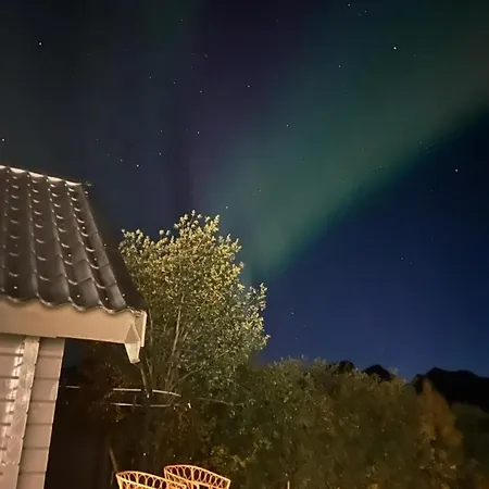 Koselig Ved Sjoen Og Lyngsalpene Rotsund